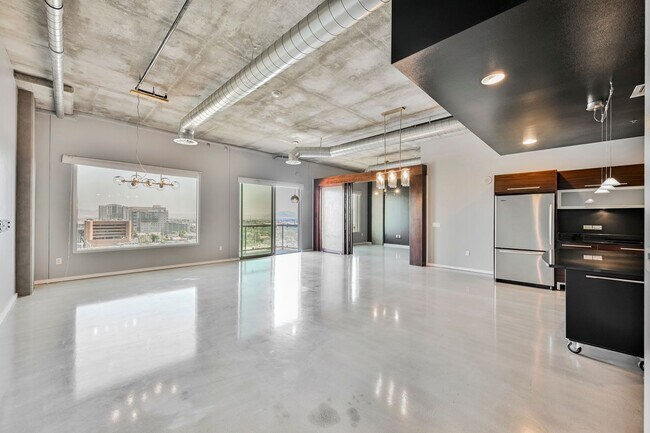 Foto del edificio - Modern Industrial Loft at Soho Lofts – 1BR/2BA High-Rise in the Arts District, City & Mountain Vi...