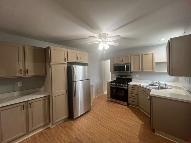 Building Photo - Beautiful 4 Bedroom/ 2 Bath- RENT SPECIAL:...