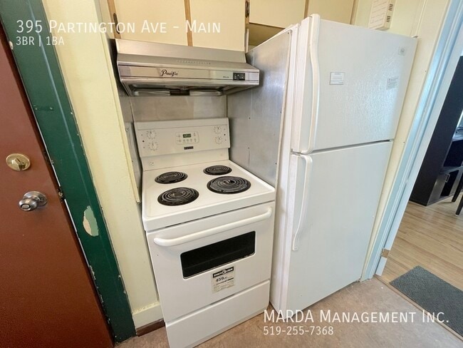 Building Photo - CHARMING 3 BED/1 BATH MAIN UNIT BY UNIVERS...
