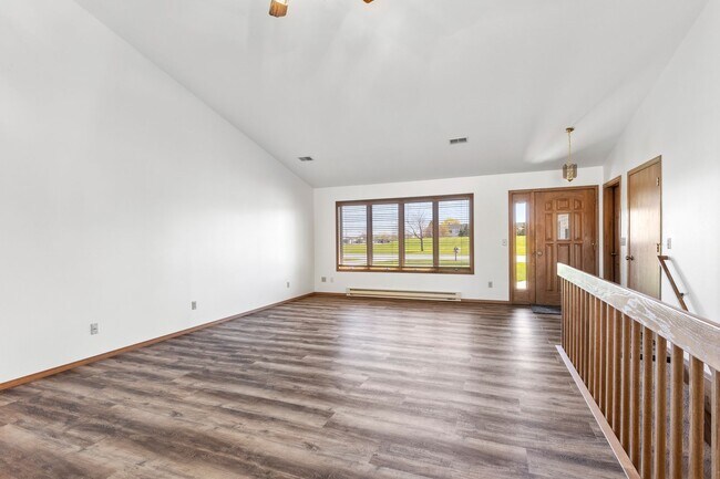 Building Photo - 650/652 Millbrook Drive