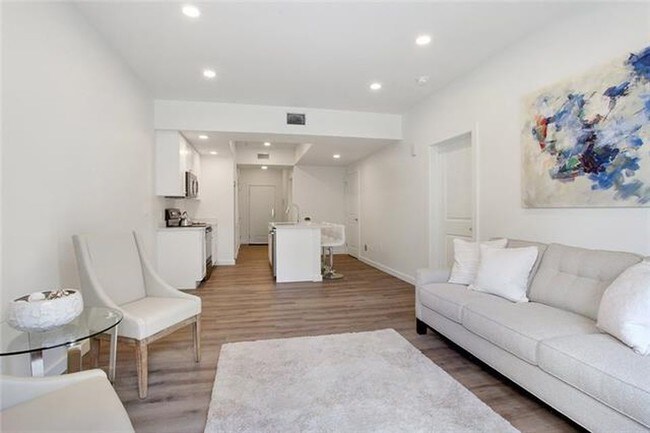 Building Photo - Condo with parking and pool