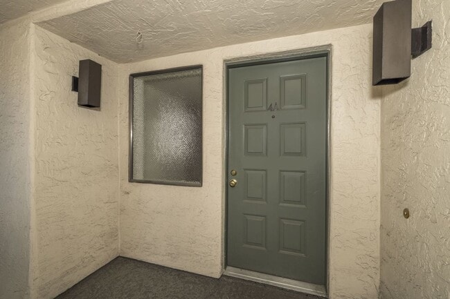 Building Photo - Light and Bright 2 Bed, 2 Bath Condo in Do...