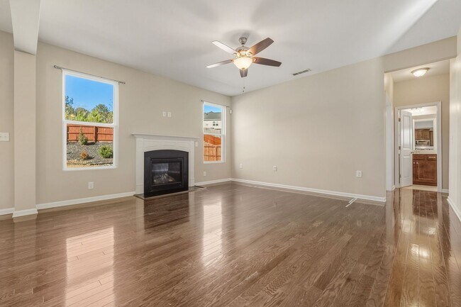 Foto del edificio - Available Now! 5 Bedroom, 3 Bath with Fenced In Backyard