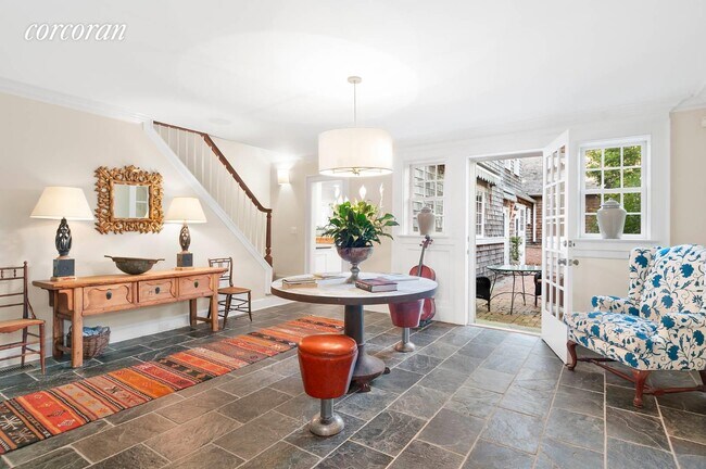 Foto del edificio - 120 Edge of Woods Rd