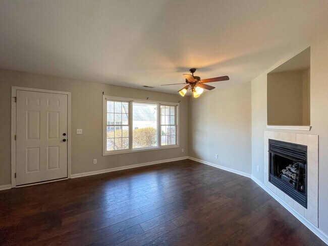 Foto del edificio - Spacious Two-Bedroom Townhouse in West Ash...