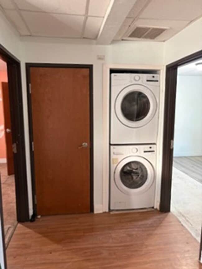 Building Photo - 2 Bed/1 Bath Duplex for Rent