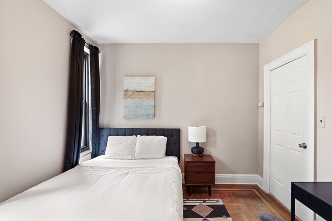 Building Photo - Queen room in 3-bed/1.0-bath Home