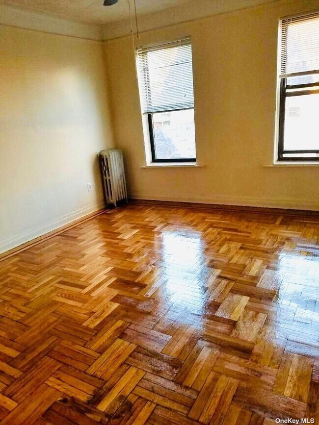 Foto del edificio - 160-10 Sanford Ave