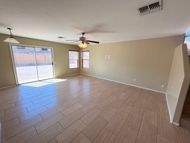 Foto del edificio - Updated 4x2 Buckeye Home *NO* Carpet & Downstairs Primary Bed!
