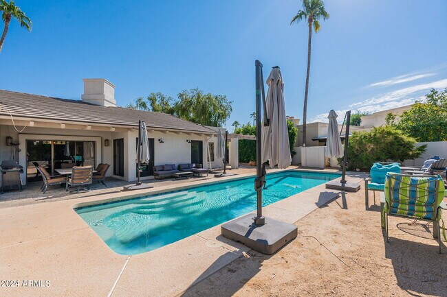 Building Photo - 8257 E Del Cadena Dr