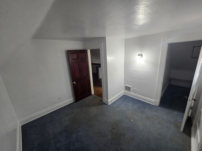 Building Photo - 3 Bedroom House