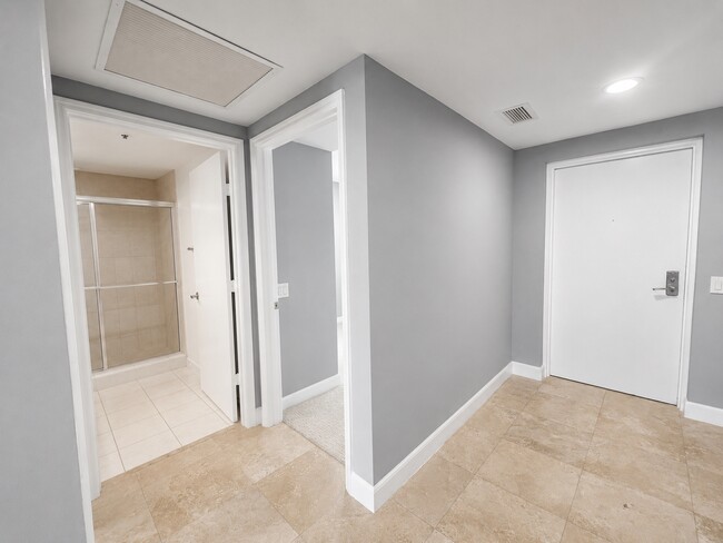 Foto del edificio - 14951 Royal Oaks Ln