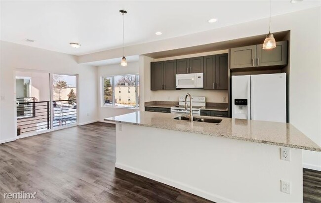 Building Photo - 4 br, 4 bath Apartment - 5070 E Donald Ave