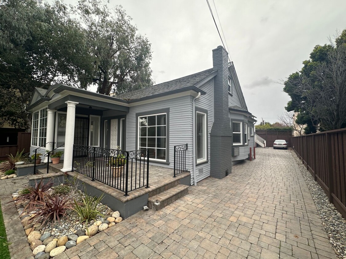 Primary Photo - 820 N El Camino Real