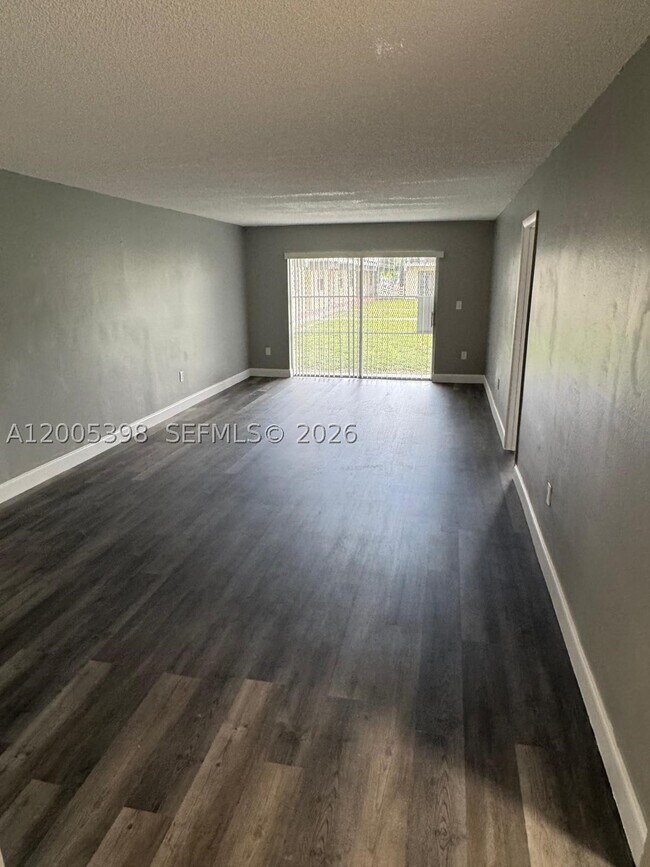 Foto del edificio - 301 NW 177th St