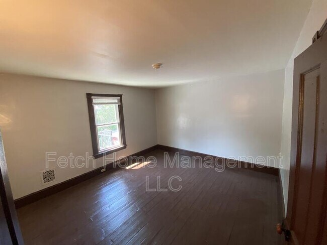 Building Photo - 722 East King Street - Room 7