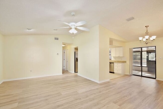 Building Photo - Gorgeous 3/2 Home with a 2 Car Garage Located in Well Maintained Cul-de-sac - Leesburg