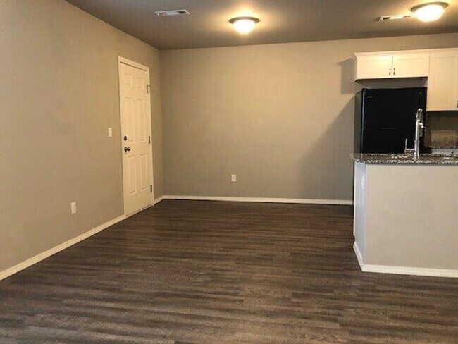 Foto del edificio - Welcome to this charming 3 bedroom, 2.5 bathroom home located in the desirable Bentonville, AR area