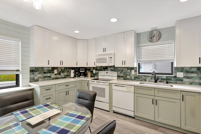 Building Photo - 6142 SE Landing Way