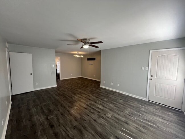 Building Photo - Nice 3 Bedroom 2 Bathroom Windsor Gardens ...