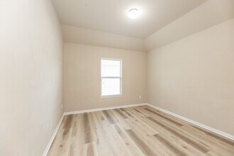 Building Photo - 2414 Garden Falls Dr