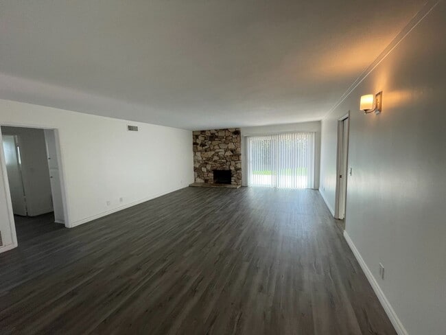 Foto del edificio - Single Level 4 Bedroom 2 Bath Home in Seal...