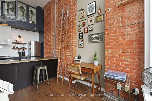 Photo du bâtiment - 915-915 King St W