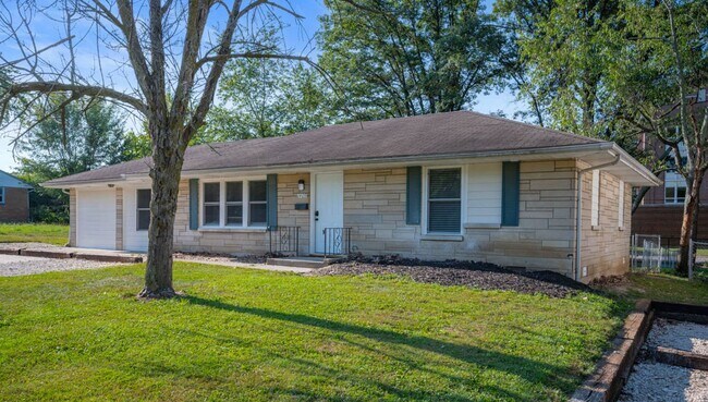 Building Photo - 4 bedroom, 4 bathroom property! Located cl...