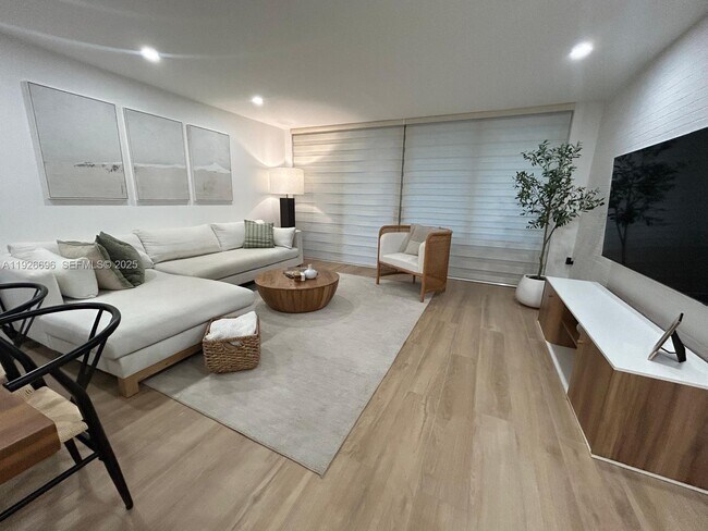 Foto del edificio - 5838 Collins Ave