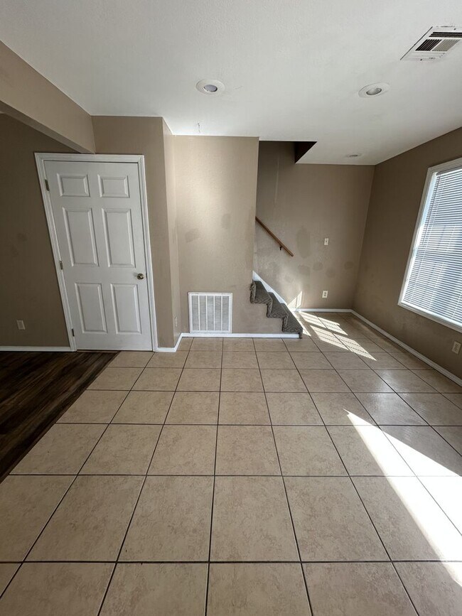 Foto del edificio - Very Nice 3BR/2BA Duplex on Dead End Street!