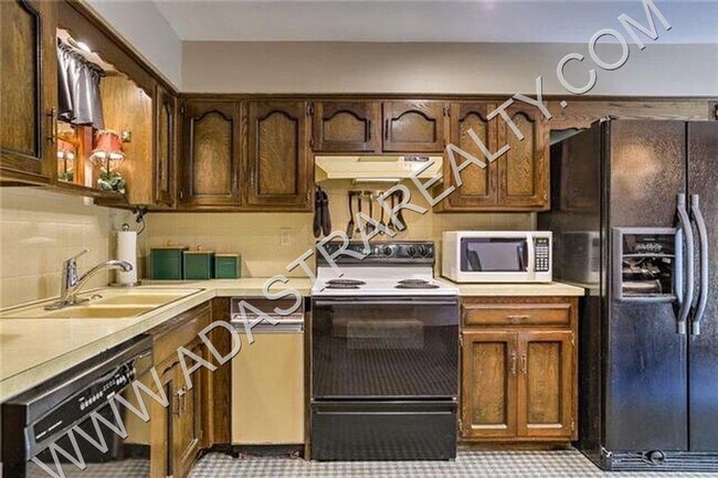 Building Photo - Beautiful Duplex in Olathe-Available in JU...