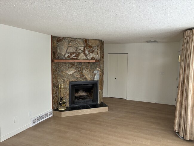 Photo du bâtiment - 6637 Poplar Dr