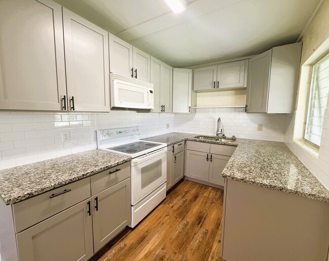 Foto del edificio - Cozy 3 Bedroom Home with Updated Kitchen and Spacious Yard in Port Charlotte