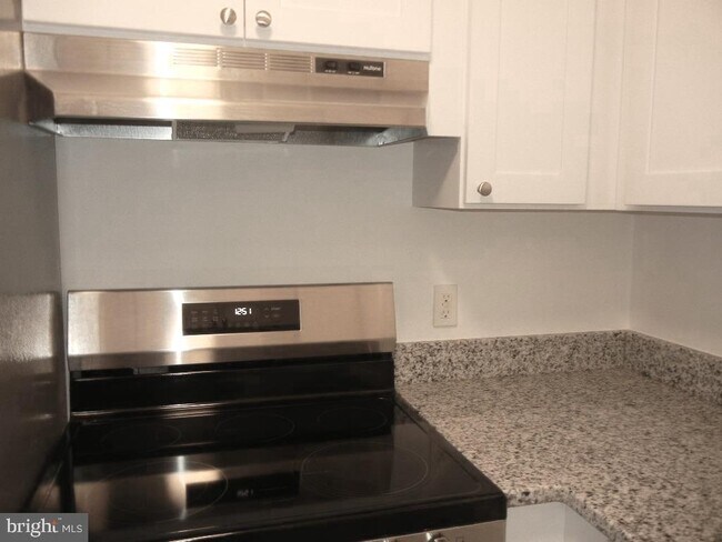 Building Photo - 4203B Aberdeen Dr