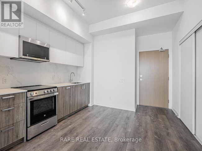 Photo du bâtiment - 1787-1787 St Clair Ave W