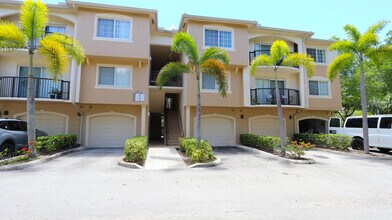 Building Photo - 1100 Crestwood Ct S