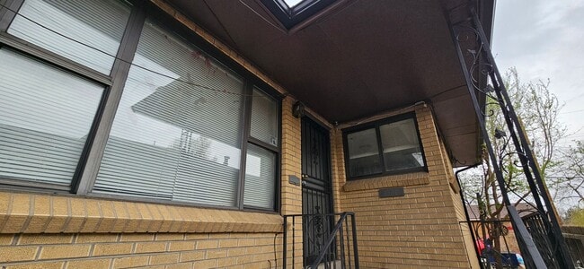 Building Photo - Super Cool Mountain View 2 Bedroom 1 Bath Top floor Duplex