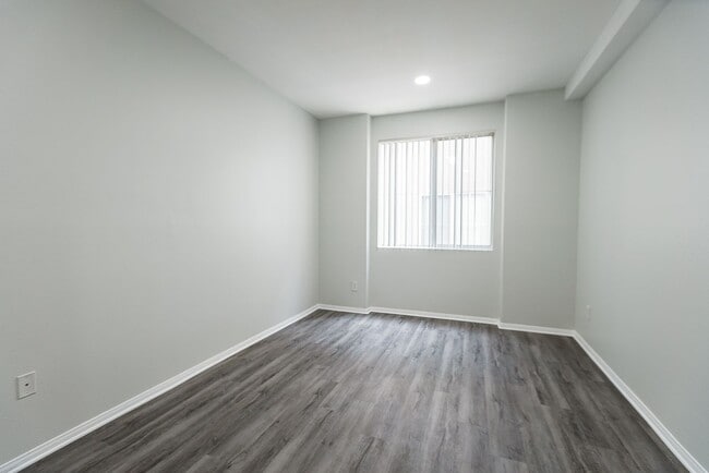 Interior Photo - 14900 Moorpark Street