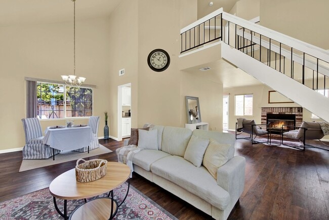 Foto del edificio - Two Story Home