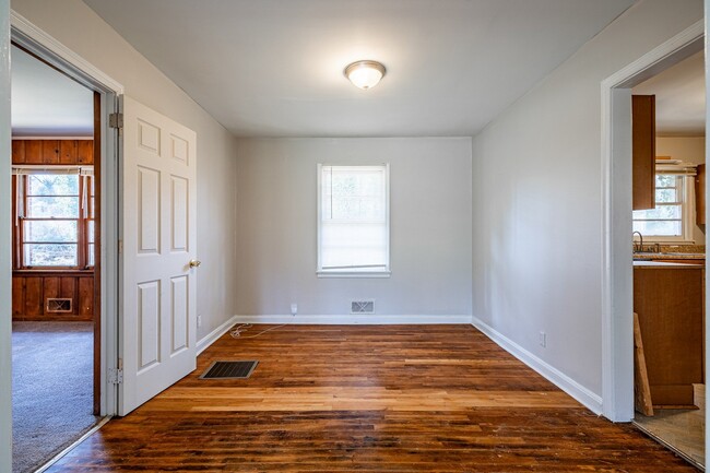 Building Photo - 3 Bedroom, 2 Bath on large half acre lot n...