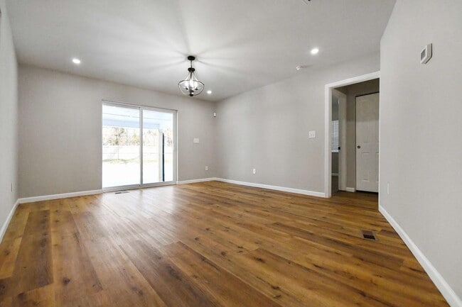 Building Photo - Pet Friendly Three Bedroom!