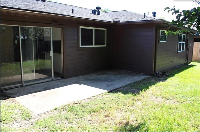 Building Photo - 2718 Quiet Meadows Dr