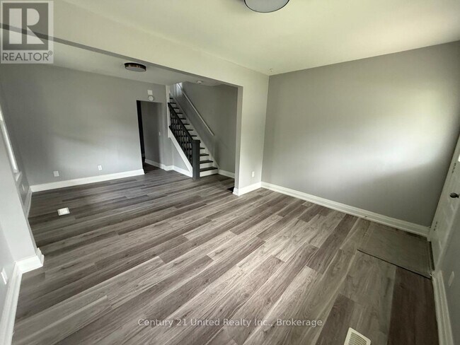 Building Photo - Modern 2.5 / 1 Bath Unit– All Utilities & Parking Included – $2,149/month