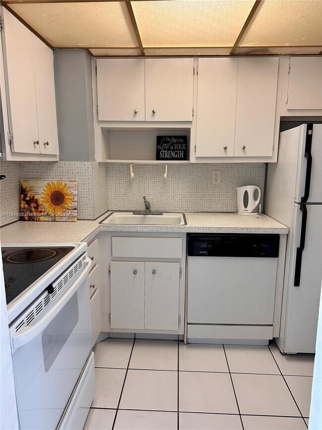 Building Photo - 2899 Collins Ave