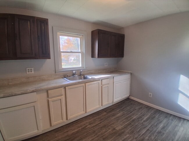 Building Photo - 904 N Collett St