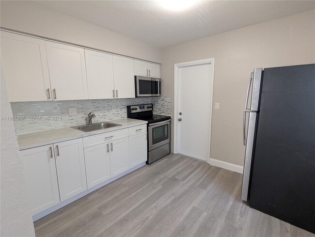 Foto del edificio - 2300 Douglas St