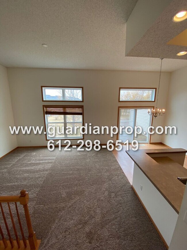 Foto del edificio - Townhouse Available October 1, High Ceilings, Open Floor Plan, Lower Family Room w/Fireplace, Bal...