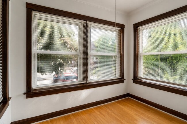 Photo - 1528 E 74th Pl (Chicago, IL) Apartment
