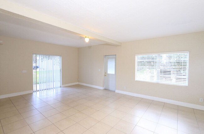 Foto del edificio - 4916 Silver Oak Dr