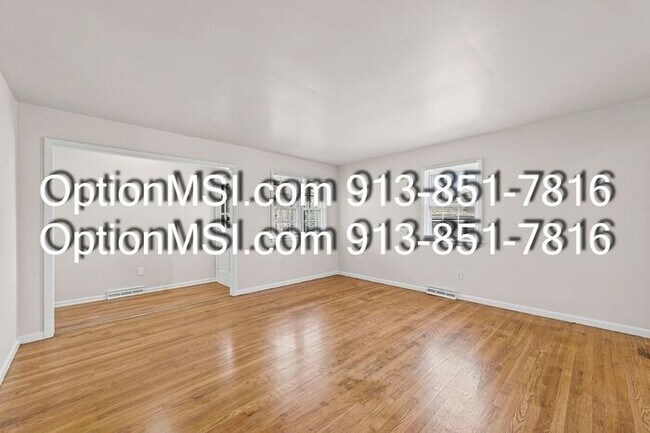 Foto del edificio - Spacious & Updated Duplex Near Downtown Overland Park!